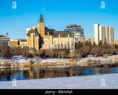 La vallée de la rivière Saskatchewan et Saskatoon skyline sur une froide journée d'hiver. La Saskatchewan est une province dans le pays du Canada. L'hiver fait froid ! Banque D'Images