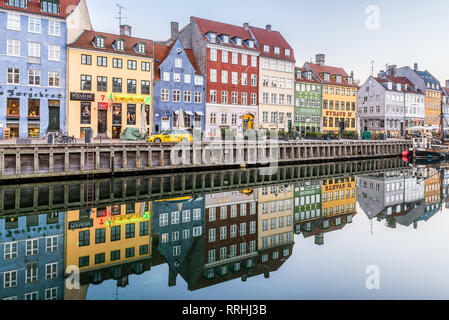 Réflexions de maisons colorées dans l'eau calme du canal de Nyhavn dans merveilleuse Copenhague, 16 février 2019 Banque D'Images