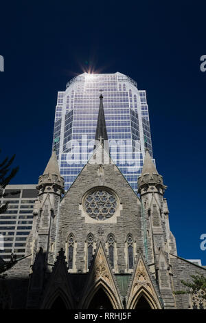 La Cathédrale Christ Church et promenades de la Cathedrale office tower, Montréal, Québec, Canada Banque D'Images