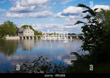 La rivière des Mille-Iles et le nouveau moulin sur l'Île des Moulins Site historique au printemps, Vieux Terrebonne, Lanaudière, Québec, Canada Banque D'Images