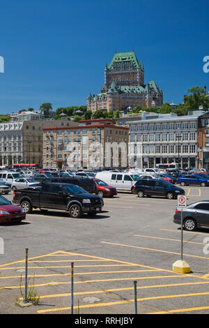 Parking situé en partie basse de la ville du vieux Québec avec de vieux bâtiments le long du boulevard Champlain et le Château Frontenac, Canada Banque D'Images