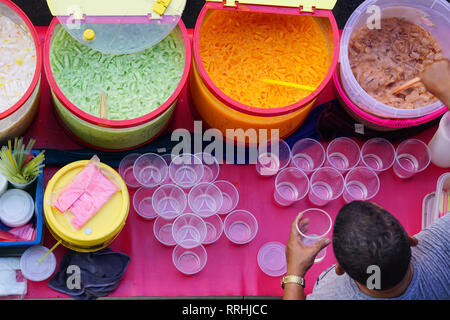 De vendeurs d'aliments sur la préparation des boissons rues à Kota Kinabalu Sabah en Malaisie. Vue depuis l'angle élevé. Banque D'Images