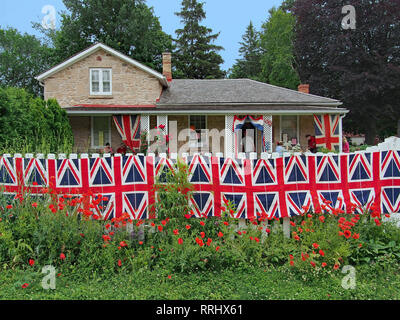 GUELPH, ONTARIO, CANADA - Juillet 2013 : Le berceau du Colonel John McCrae, auteur du poème de guerre au champ d'honneur est décorée avec la fl Banque D'Images