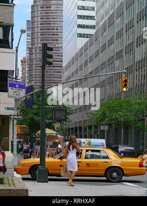 NEW YORK - Juin 2012 : l'impasse sur les rues animées comme Park Avenue bloque souvent les piétons qui essaient de traverser la rue. Banque D'Images