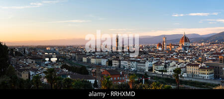 Vue sur Florence au coucher du soleil, vu de la colline de Piazzale Michelangelo, Florence, Toscane, Italie, Europe Banque D'Images