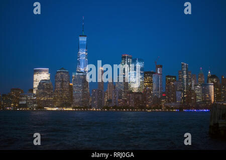 Vue de la nuit de New York Waterway et World Financial Center du Liberty State Park à Jersey City, New Jersey Banque D'Images