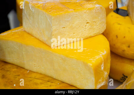 Différents types de fromage sur la table rustique en bois Banque D'Images