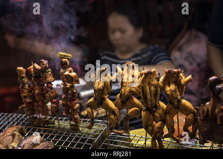 Brochettes de grenouilles poêlées, Vietnamien Asian street food en Thaïlande Banque D'Images