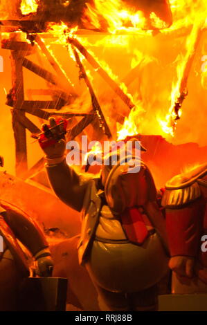 Close-up de problème que ninot commence à brûler pendant la combustion ou "cremà" de l'incident le jour de San José à Valence Banque D'Images