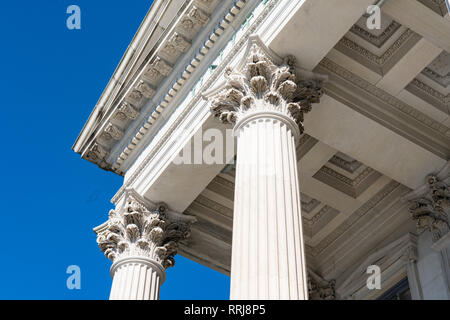 Haut de page détail des colonnes en pierre d'architecture néo-grec Banque D'Images