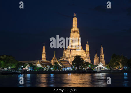 Wat Arun (Temple de l'aube au crépuscule) à Bangkok, Thaïlande, Asie du Sud-Est, Asie Banque D'Images