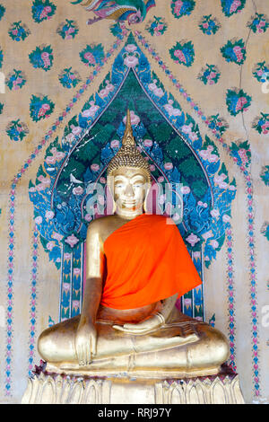 Statue du Bouddha d'or de Wat Arun (le temple de l'aube), Bangkok, Thaïlande, Asie du Sud-Est, Asie Banque D'Images