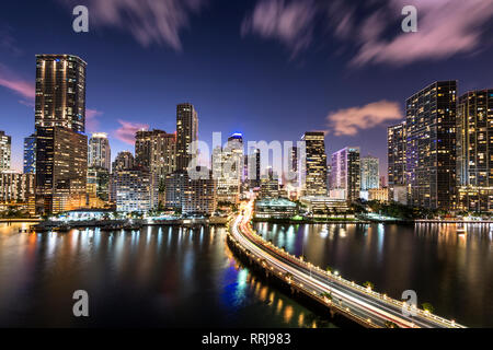 Pont menant à Brickell Key et le centre-ville de Miami skyline at night, Floride, États-Unis d'Amérique, Amérique du Nord Banque D'Images