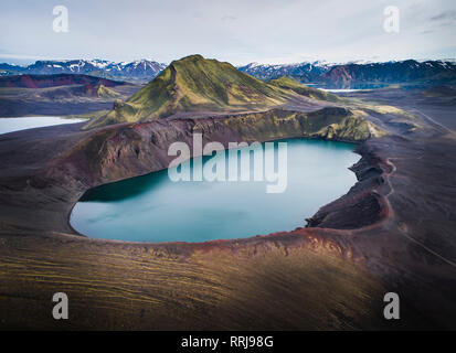 Vue aérienne de Hnausapollur (Blahylur), un cratère volcanique près de Landmannalaugar, la Réserve Naturelle de Fjallabak, Région du Sud, l'Islande, les régions polaires Banque D'Images