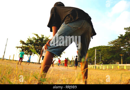 Les enfants jouer au soccer Banque D'Images