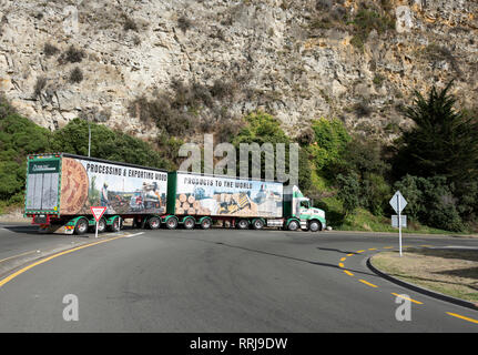 Camion de livraison des produits du bois, Napier, Nouvelle-Zélande. Banque D'Images