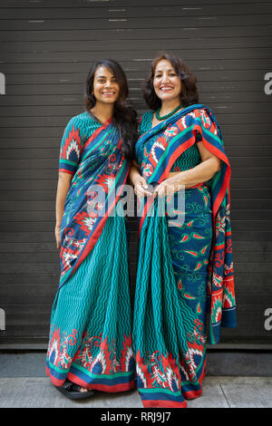 Deux femmes indiennes en saris identiques au défilé du jour de l'Inde à Manhattan, New York City. Banque D'Images