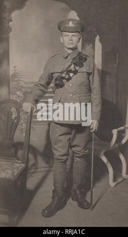 Vintage Carte postale photographique montrant un WW1 British Army Soldat de l'Artillerie royale. Banque D'Images