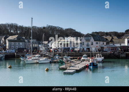 Soleil du printemps et bleu ciel de yachts et bateaux de pêche amarré à Padstow Harbour sur la côte nord des Cornouailles. Banque D'Images