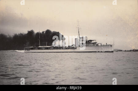 Vintage Carte postale photographique montrant Destroyer de la marine britannique H.M.S.Bruce à la Chine. Banque D'Images