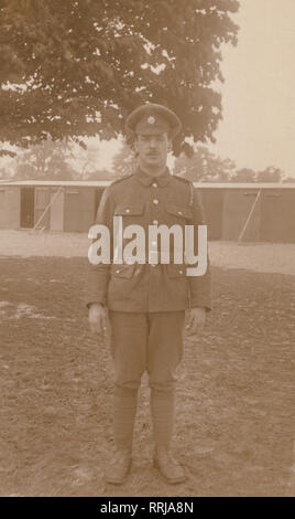 Vintage Carte postale photographique montrant un militaire britannique WW1 Soldat de l'Armée Service Corps. Banque D'Images