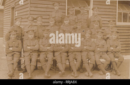 Carte postale militaire photographique Vintage montrant un groupe de soldats britanniques de la PREMIÈRE GUERRE MONDIALE. Banque D'Images