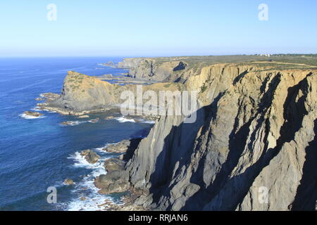 Le spectaculaire littoral ouest de Arrifana, Algarve, Sud du Portugal, Europe Banque D'Images