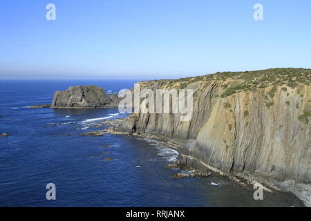 Le spectaculaire littoral ouest de Arrifana, Algarve, Sud du Portugal, Europe Banque D'Images