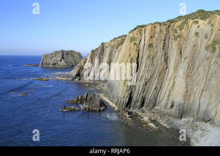 Le spectaculaire littoral ouest de Arrifana, Algarve, Sud du Portugal, Europe Banque D'Images