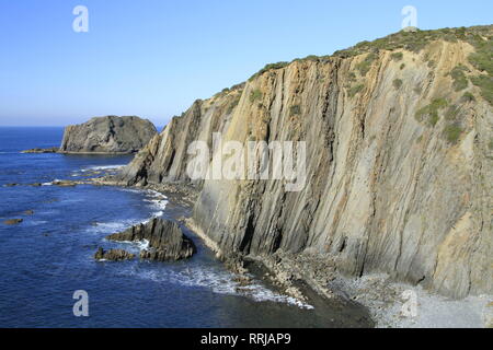 Le spectaculaire littoral ouest de Arrifana, Algarve, Sud du Portugal, Europe Banque D'Images