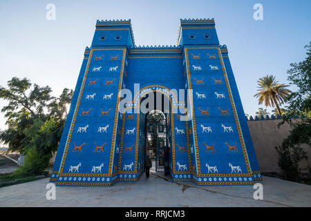 La porte d'Ishtar, Babylone reconstruite, Iraq, Middle East Banque D'Images