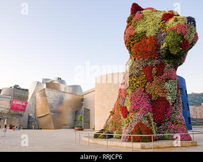 Chiot, un topiaire floral sculpture de Jeff Koons, monte la garde en face du Musée Guggenheim Bilbao à Bilbao, en Espagne. Banque D'Images