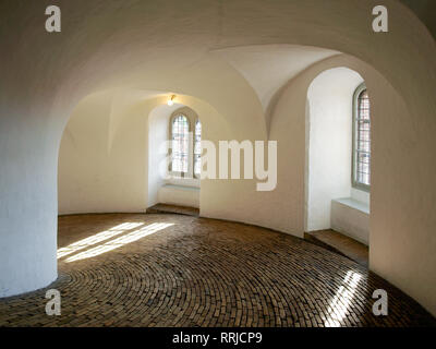 Une vue de l'intérieur de la rampe en spirale du Rundetårn (Rundetaarn, également connu sous le nom de la tour ronde en anglais), une tour du 17ème siècle à Copenhague, Danemark Banque D'Images