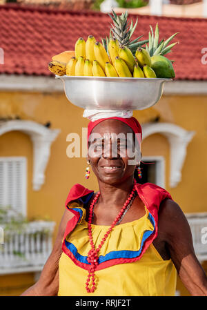 Vente Palenquera colorés fruits sur les murs de Cartagena, Colombie, Département de Bolivar, l'Amérique du Sud Banque D'Images