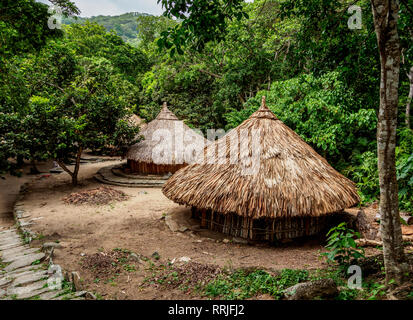 Les huttes, les Kogi Pueblito Chairama, Parc Naturel National Tayrona, département de Magdalena, Caraïbes, Colombie, Amérique du Sud Banque D'Images