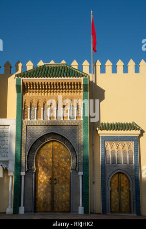 Portes mauresques, remparts et le drapeau marocain, la façade de la Dar el-Makhzen (Palais Royal), nouvelle Fès, Maroc, Afrique du Nord, Afrique Banque D'Images