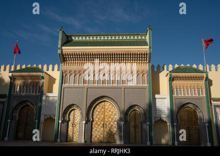 Portes mauresques, remparts et le drapeau marocain, la façade de la Dar el-Makhzen (Palais Royal), nouvelle Fès, Maroc, Afrique du Nord, Afrique Banque D'Images