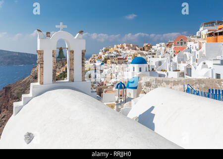 Voir d'églises aux dômes bleus et village d'Oia, Santorini, Cyclades, Mer Égée, îles de la mer Egée, les îles grecques, Grèce, Europe Banque D'Images