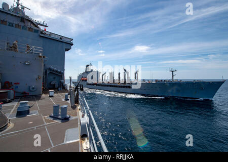 190222-N-A530-1200 U.S. 5ÈME ZONE DES OPÉRATIONS DE LA FLOTTE (fév. 22, 2019) - The Henry J. Kaiser-reconstitution de la flotte classe oiler USNS Kanawha (T-AO 196) cours d'eau à côté de l'île de Whidbey-class amphibious landing ship dock USS Fort McHenry (LSD 43) au cours d'un ravitaillement en mer. Le Fort McHenry fait partie de la groupe amphibie Kearsarge et, avec l'entrepris 22e Marine Expeditionary Unit, est déployé sur le 5e flotte américaine zone d'opérations à l'appui des opérations navales pour assurer la stabilité et la sécurité maritime dans la région centrale, reliant la Méditerranée et le Pacifique à travers le nous Banque D'Images