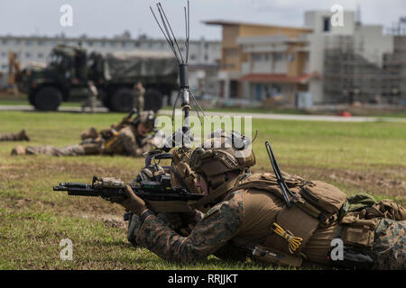 Marines avec la 31e Marine Expeditionary Force maritime de l'Unité de sécurité raid après raid pendant une simulation au Camp Hansen, Okinawa, Japon, le 25 février 2019. La 31e MEU, dans un exercice de commandement et de contrôle, est en train d'achever les opérations de découpage à travers une large bande de la région indo-pacifique comprenant au moins quatre emplacements géographiques - Okinawa, Japon ; à bord du navire de débarquement dock USS Ashland (LSD 48) dans la mer de Chine du Sud ; à bord du quai de transport amphibie USS Green Bay (LPD 20) dans le golfe de Thaïlande ; et d'autres lieux inconnus. C'est la première fois qu'une expédition maritime Banque D'Images