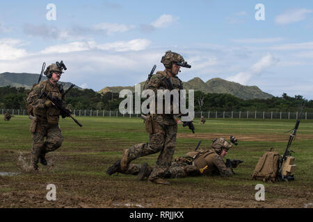 Marines avec la 31e Marine Expeditionary Force maritime de l'Unité de sécurité raid après raid pendant une simulation au Camp Hansen, Okinawa, Japon, le 25 février 2019. La 31e MEU, dans un exercice de commandement et de contrôle, est en train d'achever les opérations de découpage à travers une large bande de la région indo-pacifique comprenant au moins quatre emplacements géographiques - Okinawa, Japon ; à bord du navire de débarquement dock USS Ashland (LSD 48) dans la mer de Chine du Sud ; à bord du quai de transport amphibie USS Green Bay (LPD 20) dans le golfe de Thaïlande ; et d'autres lieux inconnus. C'est la première fois qu'une expédition maritime Banque D'Images