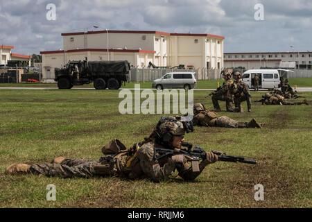 Marines avec la 31e Marine Expeditionary Force maritime de l'Unité de sécurité raid après raid pendant une simulation au Camp Hansen, Okinawa, Japon, le 25 février 2019. La 31e MEU, dans un exercice de commandement et de contrôle, est en train d'achever les opérations de découpage à travers une large bande de la région indo-pacifique comprenant au moins quatre emplacements géographiques - Okinawa, Japon ; à bord du navire de débarquement dock USS Ashland (LSD 48) dans la mer de Chine du Sud ; à bord du quai de transport amphibie USS Green Bay (LPD 20) dans le golfe de Thaïlande ; et d'autres lieux inconnus. C'est la première fois qu'une expédition maritime Banque D'Images