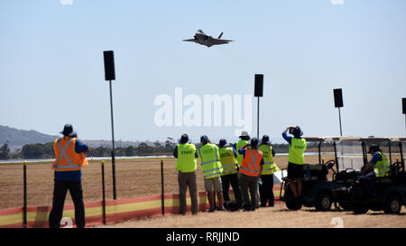 La Royal Australian Air Force F-35 Lightning II effectue une démonstration pratique pour la 2019 Australian International Airshow and Aerospace & Defence Exposition à Geelong, Victoria, Australie, le 25 février 2019.Le F-35 sera l'épine dorsale de la future conjointe des États-Unis et d'opérations aériennes combinées, permettant l'interopérabilité critique. (U.S. Photo de l'Armée de l'air par le sergent. Sergio A. Gamboa) Banque D'Images