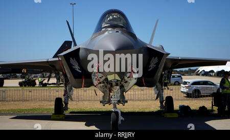 La Royal Australian Air Force F-35 Lightning II est mis en place pour l'affichage statique pour le 2019 Australian International Airshow and Aerospace & Defense de l'exposition, le 25 février 2019. Le F-35 sera l'épine dorsale de la future conjointe des États-Unis et d'opérations aériennes combinées, permettant l'interopérabilité critique. (U.S. Photo de l'Armée de l'air par le sergent. Sergio A. Gamboa) Banque D'Images