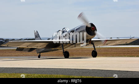 Un Yak-52-TW-taxis en bas de la piste de l'Aéroport Avalon après un vol à Geelong, Victoria, Australie, le 25 février 2019. Le Yak-52TW fait partie de l'équipe de démonstration aérienne des bandits de l'air et pratiqué acrobaties aériennes en préparation de la 2019 Australian International Airshow and Aerospace & Defence Exposition. (U.S. Photo de l'Armée de l'air par le sergent. Sergio A. Gamboa) Banque D'Images