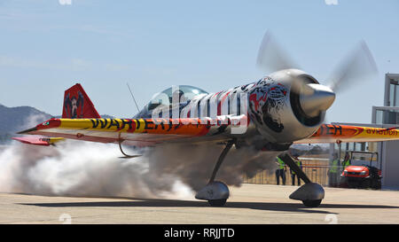 Jurgis Kairys, pilote de tête pour l'équipe de démonstration aérienne des bandits, des taxis en bas de la piste de l'Aéroport Avalon après un vol à Geelong, Victoria, Australie, le 25 février 2019. Les bandits de l'air se composent de deux avions Yak-52TW et Kairys' un avion nommé Juka. (U.S. Photo de l'Armée de l'air par le sergent. Sergio A. Gamboa) Banque D'Images