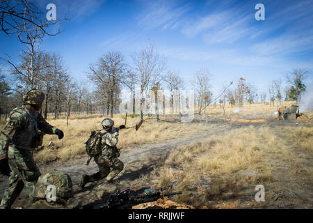 Un parachutiste de la société C, 2e Bataillon du 505th Parachute Infantry Regiment, 3e Brigade Combat Team, 82nd Airborne Division jette un grappin vers un obstacle pour commencer une violation au cours de l'exercice de tir réel effectué Dimanche, 24 février à Fort Bragg, Caroline du Nord. Banque D'Images