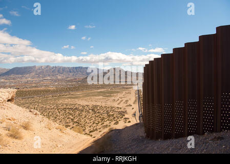 Une section de la nouvelle borne haute mur se dresse sur la frontière entre les États-Unis et le Mexique, près d'El Paso, TX., févr. 23, 2019. Le Secrétaire de la Défense par intérim des États-Unis Patrick M. Shanahan, Présidents de l'état-major interarmées, le général du Corps des Marines des États-Unis Joseph Dunford, et le Sous Secrétaire à la gestion pour le ministère de la sécurité intérieure Claire M. Grady a visité les États-Unis frontière sud. (DoD photo par le sgt de l'armée américaine. L'Amber I. Smith) Banque D'Images