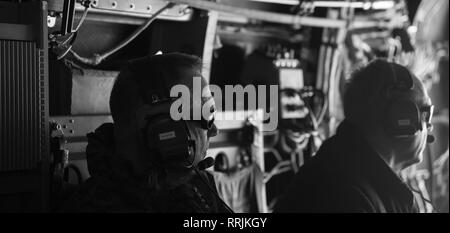 Le Secrétaire de la Défense par intérim des États-Unis Patrick M. Shanahan, Président du Comité des chefs d'état-major américain, le général du Corps des Marines Joseph Dunford, le Sous Secrétaire à la gestion pour le ministère de la sécurité intérieure Claire M. Grady, et Commandant, Commandement du Nord des États-Unis, l'armée de l'Air général Terrence J. O'Shaughnessy visiter la frontière sud entre nous au cours d'un voyage à El Paso, TX., févr. 23, 2019. (DoD photo par le sgt de l'armée américaine. L'Amber I. Smith) Banque D'Images