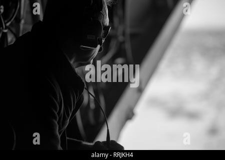 Le Secrétaire de la Défense par intérim des États-Unis Patrick M. Shanahan, Président du Comité des chefs d'état-major américain, le général du Corps des Marines Joseph Dunford, le Sous Secrétaire à la gestion pour le ministère de la sécurité intérieure Claire M. Grady, et Commandant, Commandement du Nord des États-Unis, l'armée de l'Air général Terrence J. O'Shaughnessy visiter la frontière sud entre nous au cours d'un voyage à El Paso, TX., févr. 23, 2019. (DoD photo par le sgt de l'armée américaine. L'Amber I. Smith) Banque D'Images